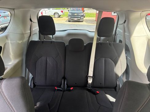Used 2020 Chrysler Pacifica Touring FWD image 31