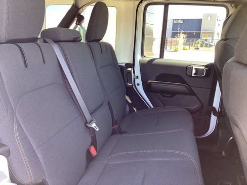 Used 2025 Jeep Wrangler Unlimited Sahara AWD/4WD image 34