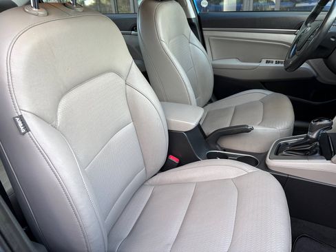 Used 2017 Hyundai Elantra Limited image 22