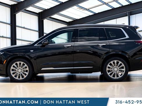 Used 2022 Cadillac XT6 Premium Luxury w/ Technology Package FWD image 2