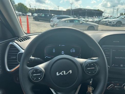 Used 2025 Kia Soul LX w/ LX Technology Package FWD image 24