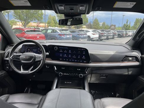 Used 2025 Chevrolet Suburban Z71 AWD/4WD image 24