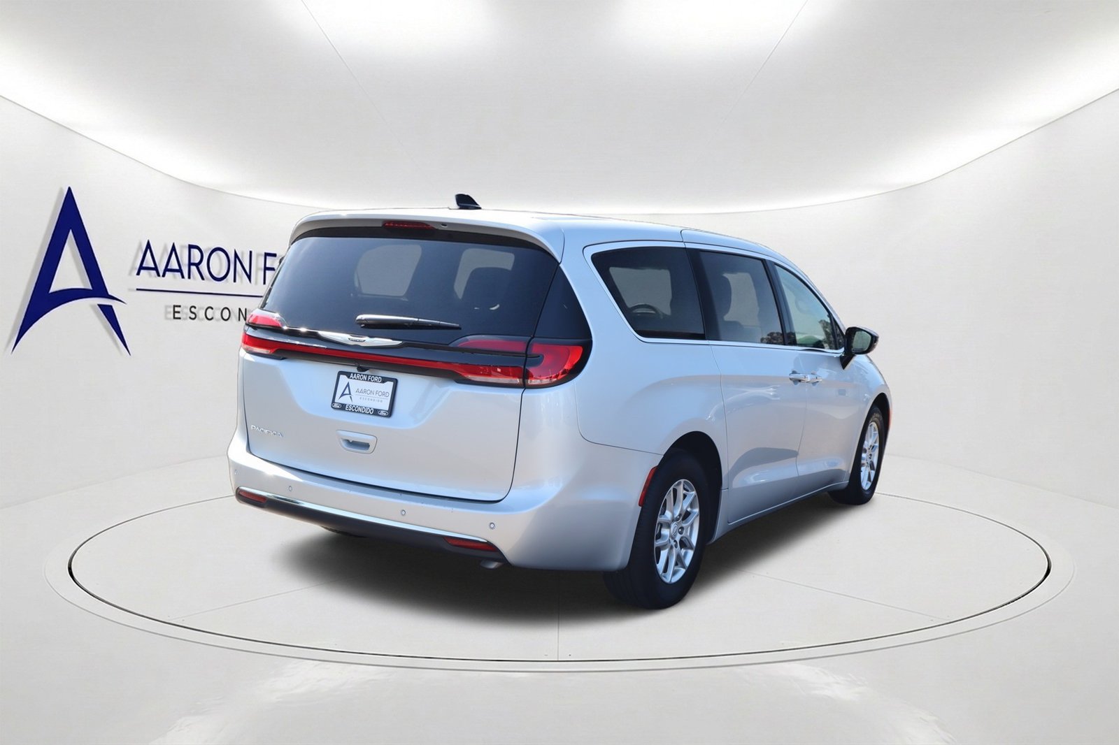 Used 2026 Chrysler Pacifica Select FWD image 4