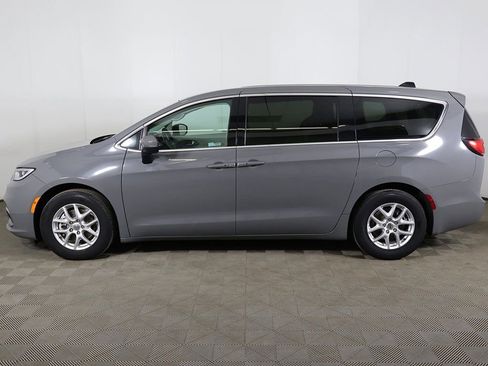 Used 2023 Chrysler Pacifica Touring-L image 18