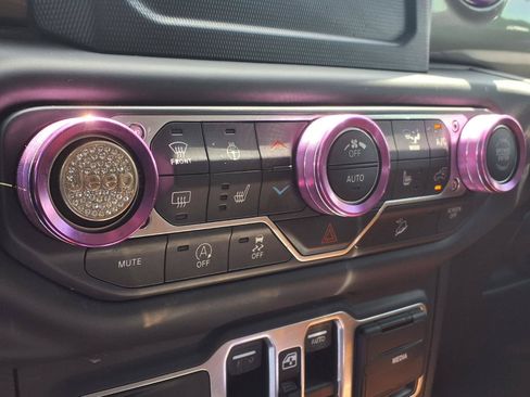 Used 2018 Jeep Wrangler Unlimited Sahara w/ Cold Weather Group AWD/4WD image 16