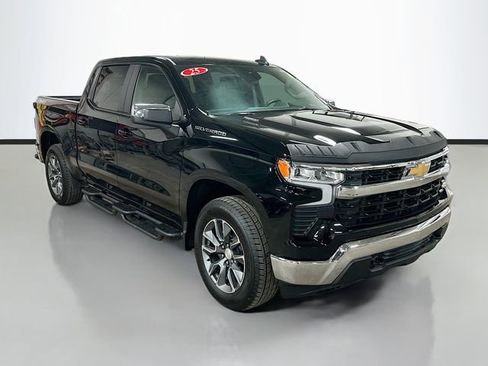 Used 2025 Chevrolet Silverado 1500 LT image 3