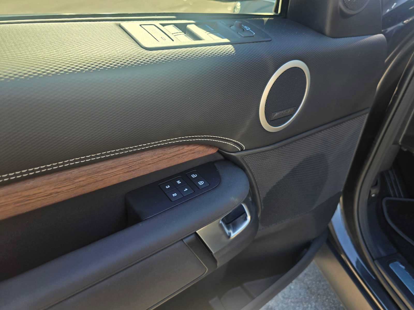 Used 2025 Land Rover Discovery Dynamic SE AWD/4WD image 20