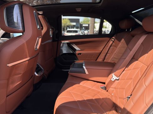 Used 2023 BMW 760i xDrive w/ Executive Package image 31