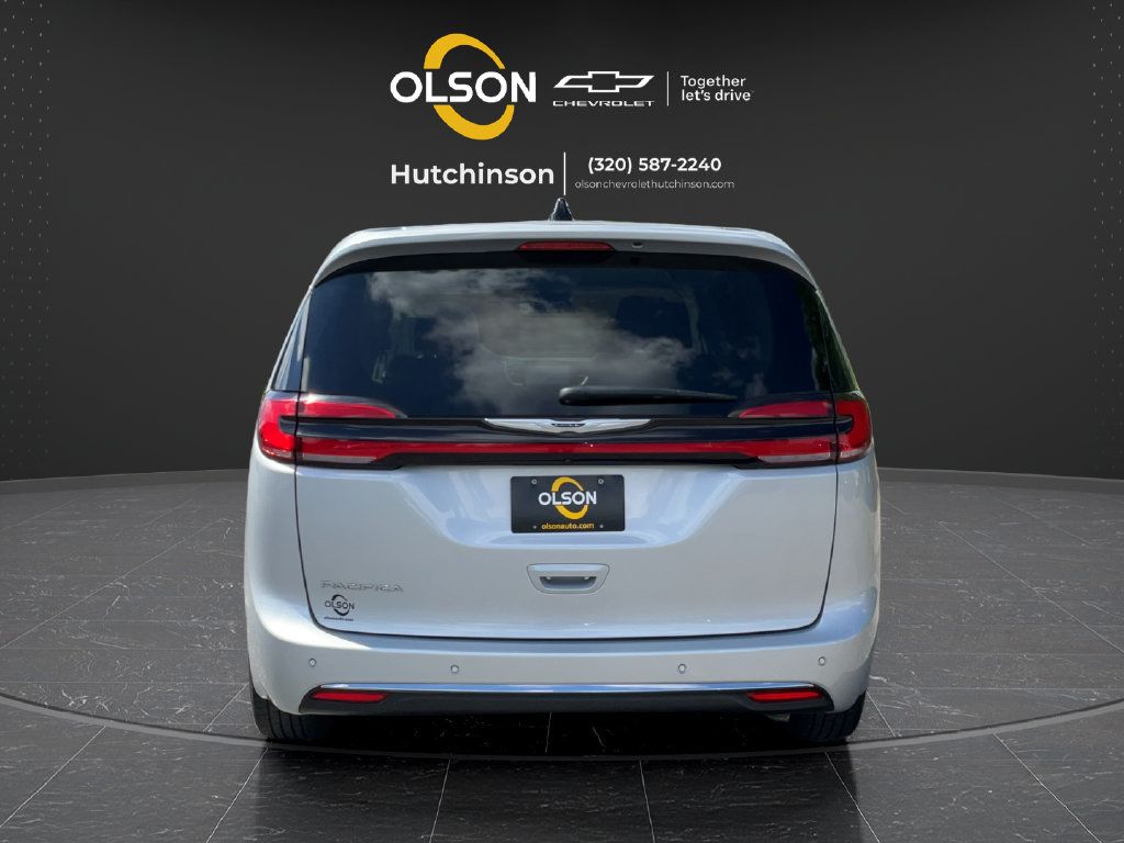 Used 2024 Chrysler Pacifica Touring-L FWD image 12