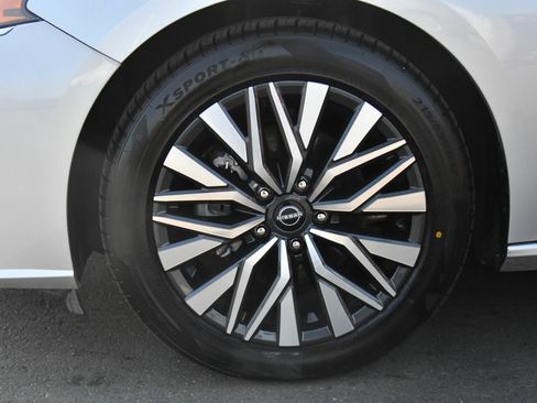 Used 2024 Nissan Altima 2.5 SV FWD image 12