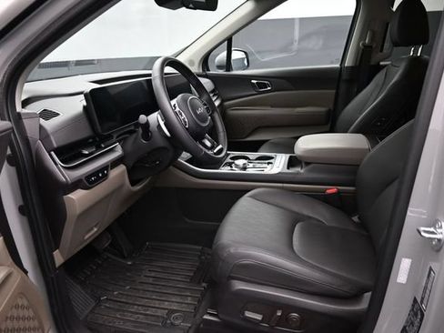 Used 2025 Kia Carnival EX FWD image 18