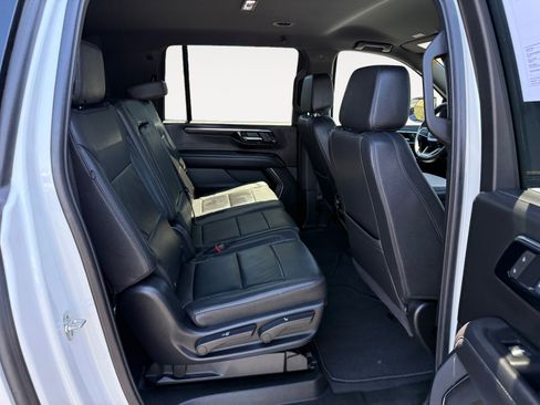 Used 2025 Chevrolet Suburban Z71 AWD/4WD image 18
