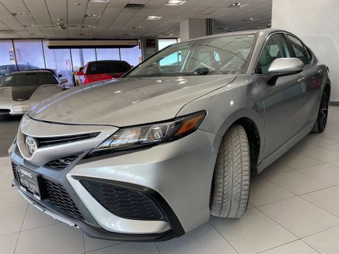 Used 2021 Toyota Camry SE image 3