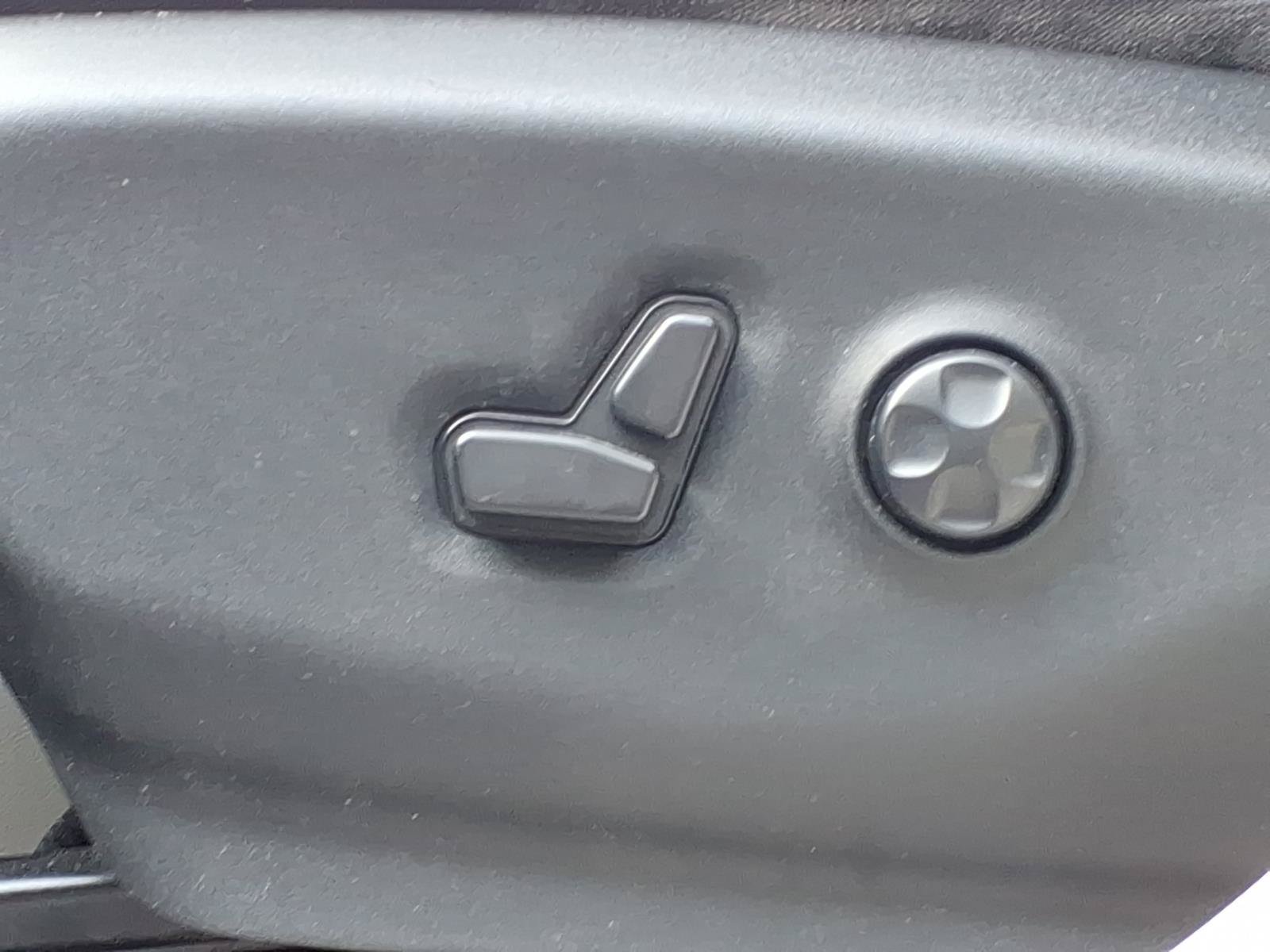 Used 2020 Chrysler Voyager LX w/ Cold Weather Group FWD image 8