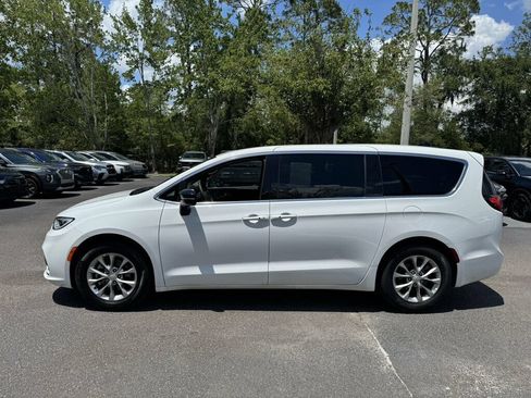 Used 2026 Chrysler Pacifica Limited FWD image 2