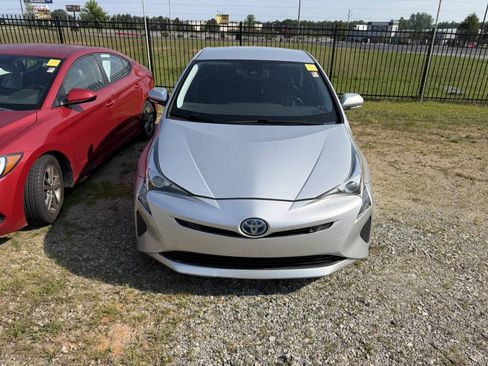 Used 2017 Toyota Prius Four FWD image 2