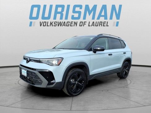 Certified 2025 Volkswagen Taos SE image 3