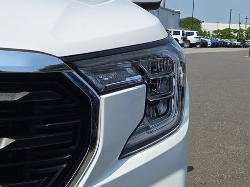 Used 2024 GMC Terrain SLE w/ Driver Convenience Package FWD image 9