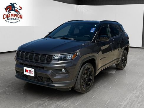 Used 2023 Jeep Compass Latitude AWD/4WD image 1