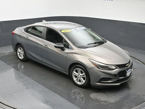 Used 2018 Chevrolet Cruze LT FWD image 3