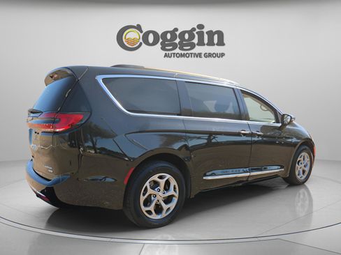 Used 2023 Chrysler Pacifica Limited w/ Uconnect Theater Family Group image 6