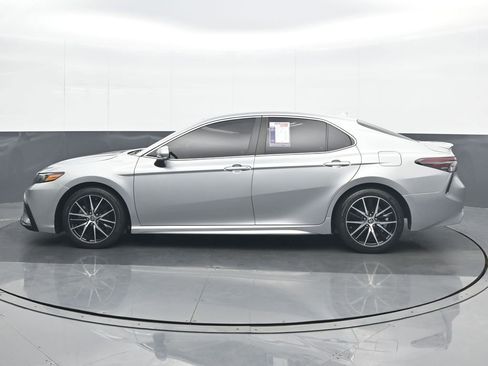 Used 2023 Toyota Camry SE image 3