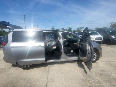 Used 2017 Chrysler Pacifica Touring w/ Tire & Wheel Group FWD image 83