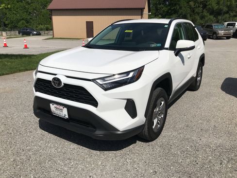 Used 2025 Toyota RAV4 XLE AWD/4WD image 4