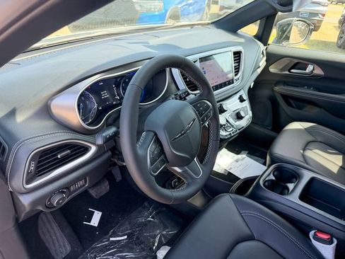 New 2026 Chrysler Pacifica Select image 11