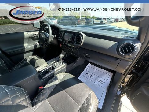 Used 2017 Toyota Tacoma TRD Sport AWD/4WD image 28