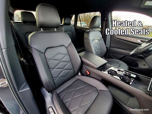 Used 2025 Volkswagen Atlas Cross Sport SE image 3