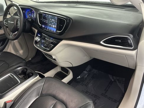 Used 2022 Chrysler Pacifica Touring-L image 35