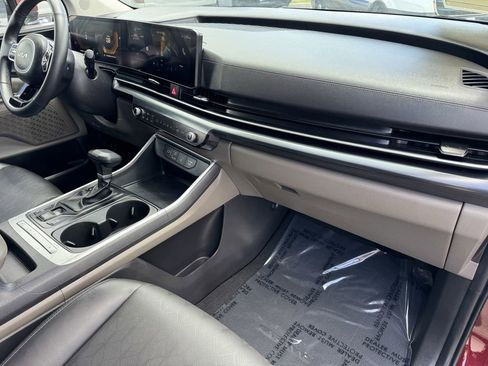 Used 2025 Kia Carnival FWD image 7