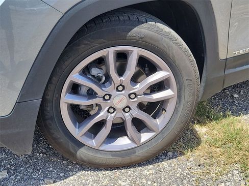 Used 2024 GMC Terrain SLT image 18