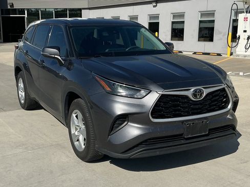 Used 2022 Toyota Highlander L FWD image 2