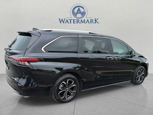 Used 2025 Toyota Sienna Platinum AWD/4WD image 5