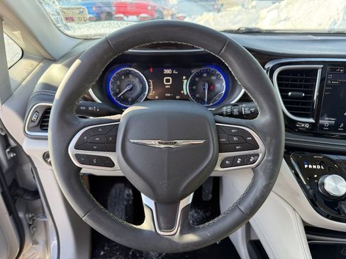 Used 2023 Chrysler Pacifica Limited image 14