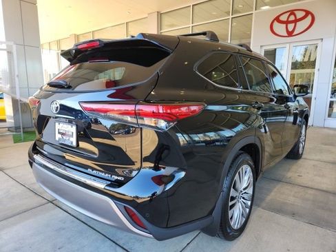 Used 2023 Toyota Highlander Platinum image 11