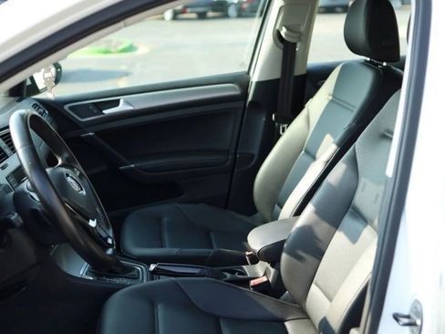 Used 2016 Volkswagen Golf SE image 21