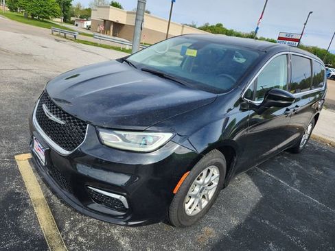 Used 2023 Chrysler Pacifica Touring-L FWD image 1