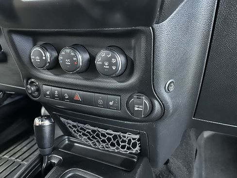 Used 2013 Jeep Wrangler Unlimited Rubicon AWD/4WD image 33