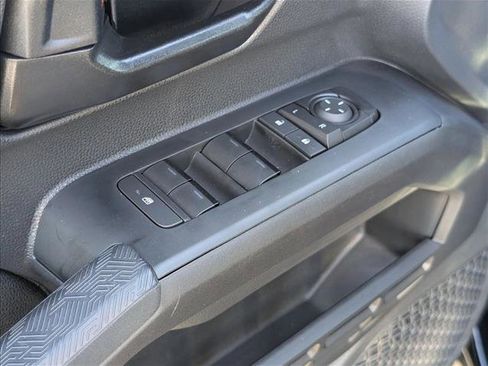 Certified 2025 Toyota Tacoma SR5 AWD/4WD image 10