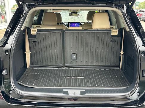 Certified 2024 Toyota Highlander Limited AWD/4WD image 12