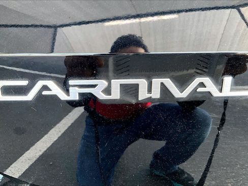 Used 2024 Kia Carnival EX FWD image 10