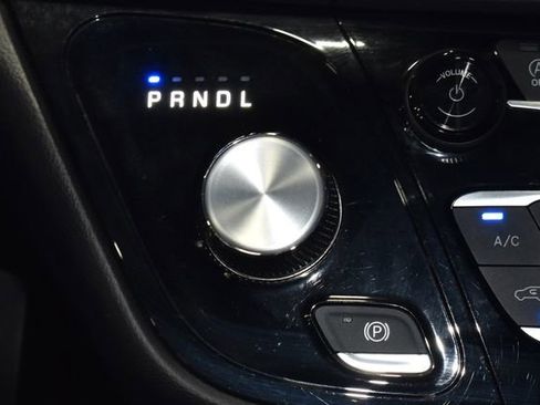 Certified 2025 Chrysler Pacifica Select image 19