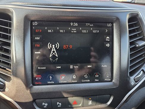 Used 2019 Jeep Cherokee Trailhawk image 19