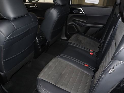 Used 2023 Mitsubishi Outlander SE image 21