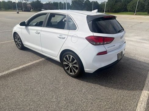 Used 2018 Hyundai Elantra GT w/ Style Package 02 FWD image 12