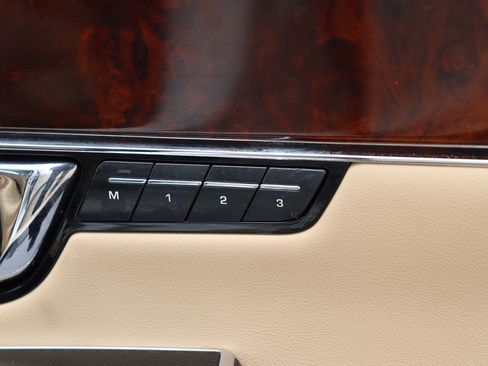 Used 2014 Jaguar XJ image 38