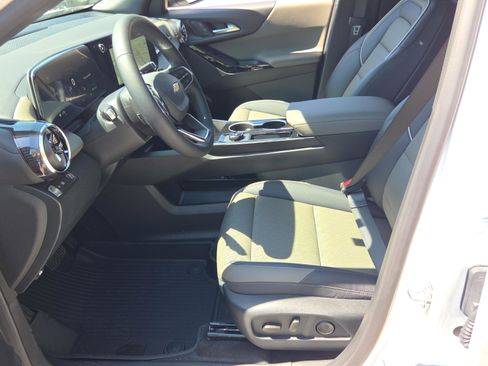 New 2026 Chevrolet Equinox LT w/ Convenience Package II FWD image 31
